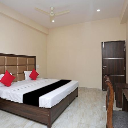 Capital O 37423 Golden Leaf Hotel Dehradun Exterior foto