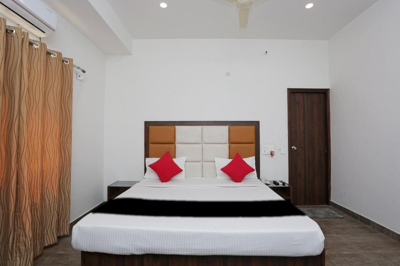 Capital O 37423 Golden Leaf Hotel Dehradun Exterior foto