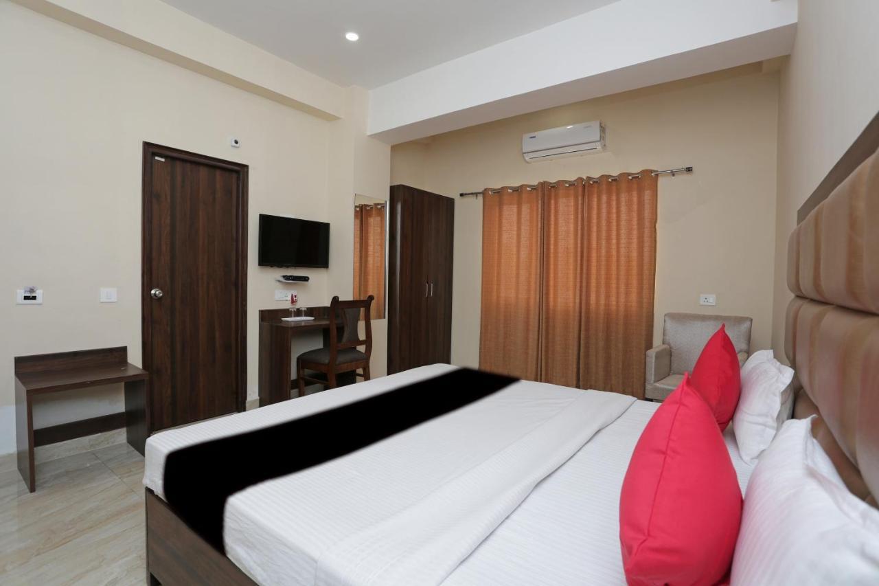 Capital O 37423 Golden Leaf Hotel Dehradun Exterior foto