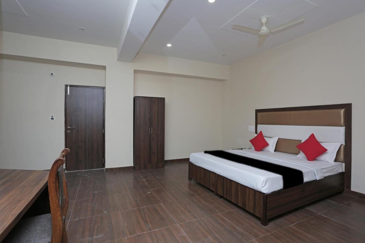 Capital O 37423 Golden Leaf Hotel Dehradun Exterior foto
