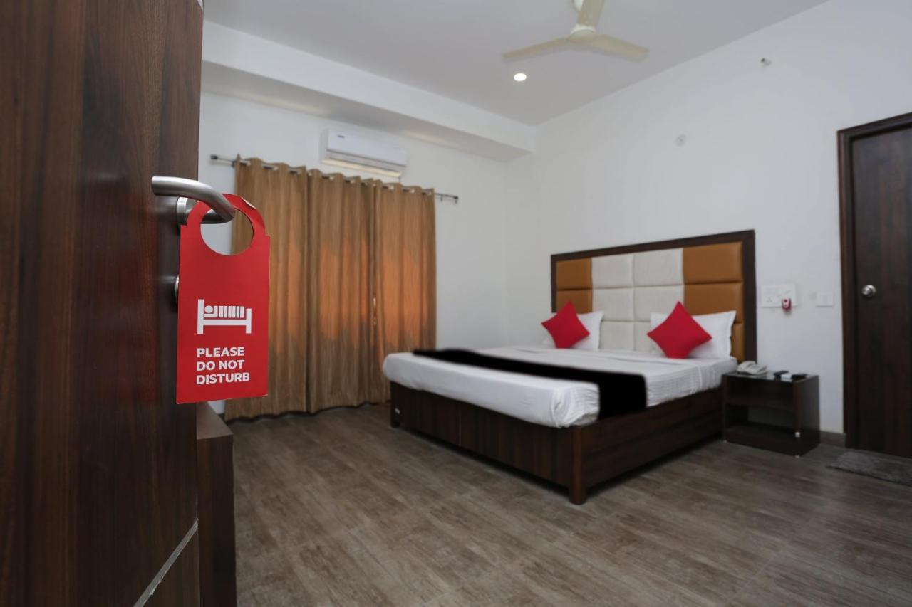 Capital O 37423 Golden Leaf Hotel Dehradun Exterior foto