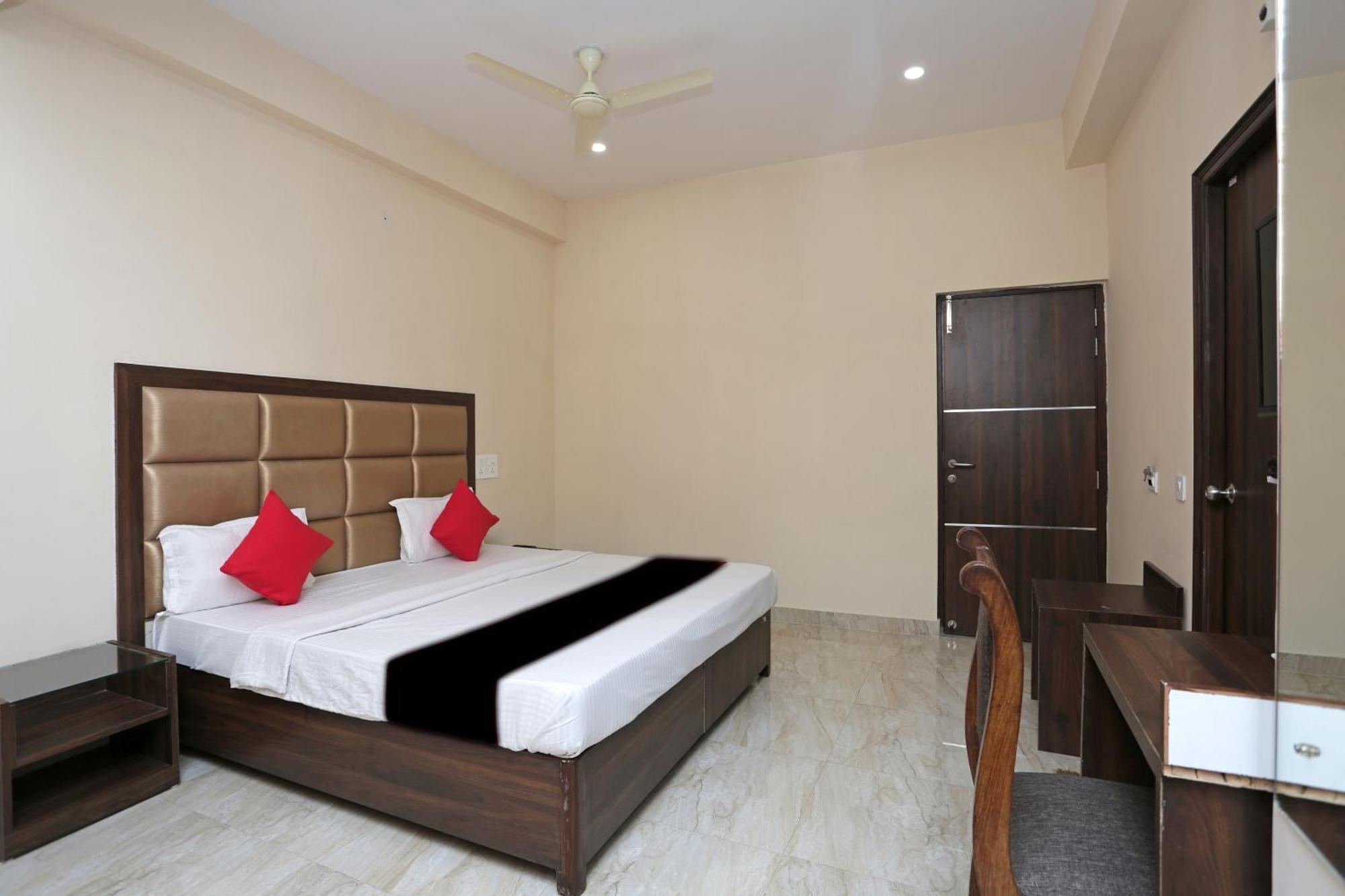 Capital O 37423 Golden Leaf Hotel Dehradun Exterior foto